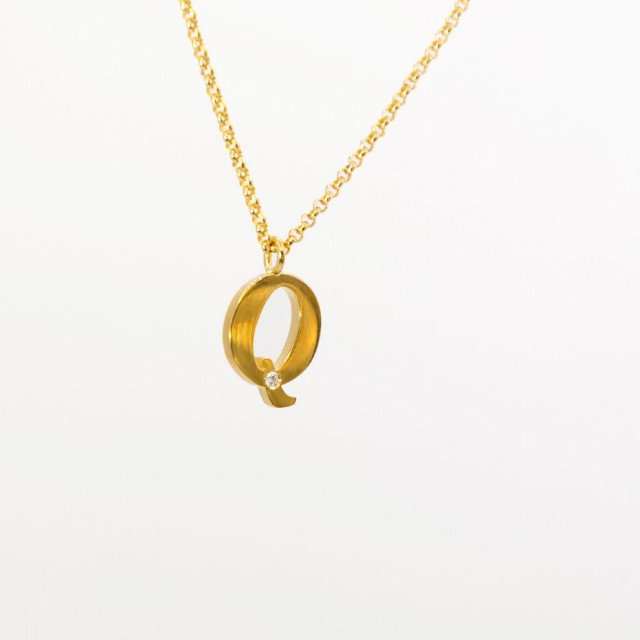 Collar letra, plata acabada en oro con diamante 1,5 mm.